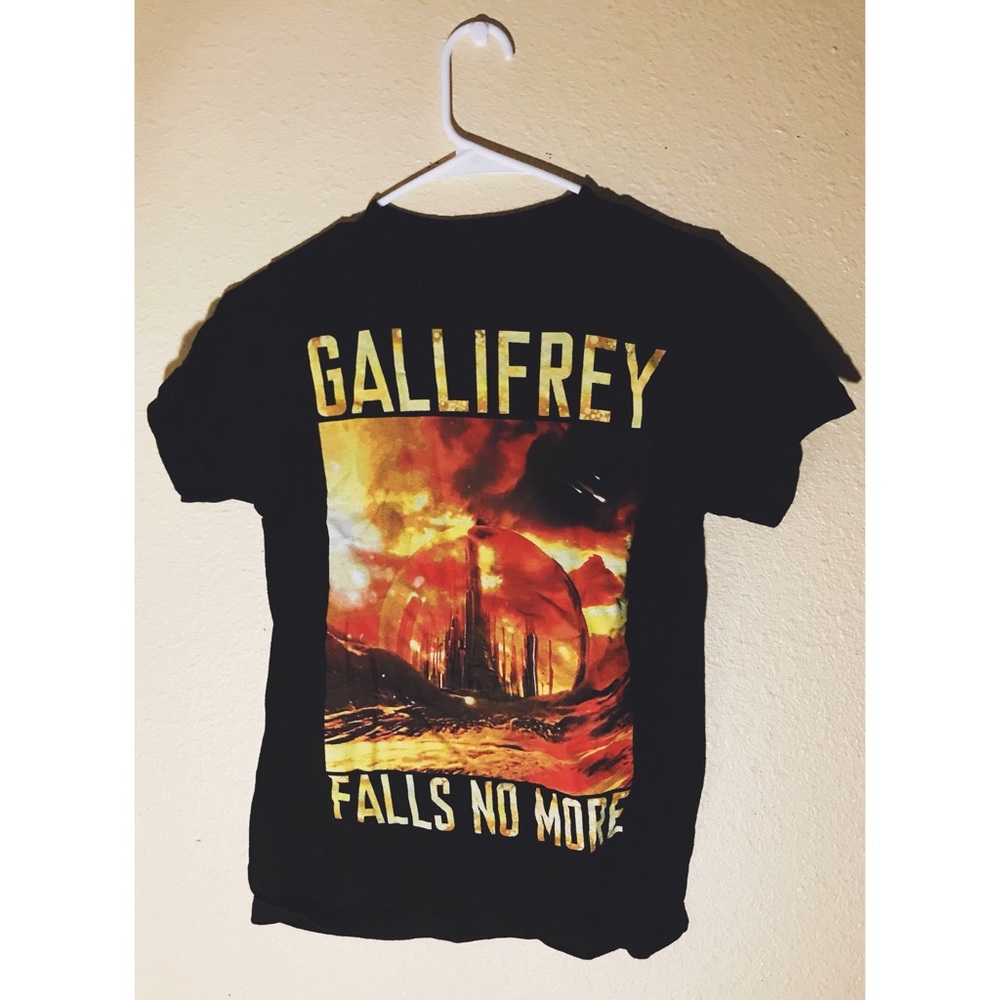 HOT TOPIC Doctor Who shirt